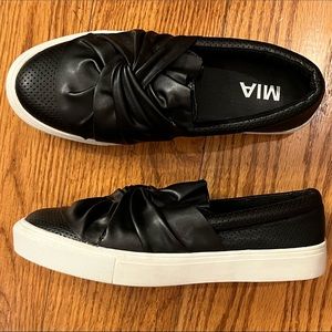 EUC MIA Twisted Top Sneaker, Black